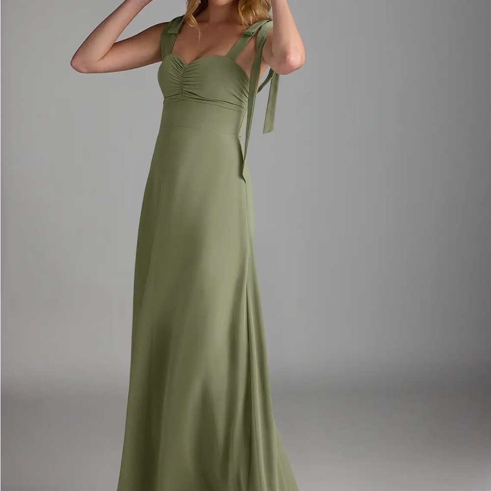 Azazie Lizet in Pistachio